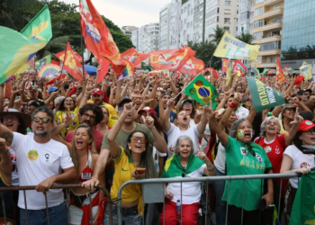 Ato em apoio à democracia e a Lula reúne milhares no Rio e Brasília